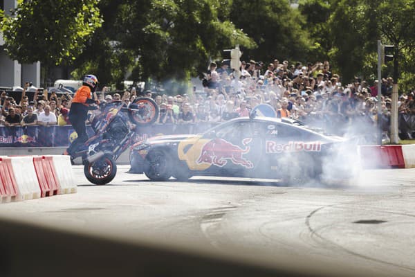 Festival rýchlych kolies odštartoval litovský motocyklový kaskadér Arūnas Gibieža.