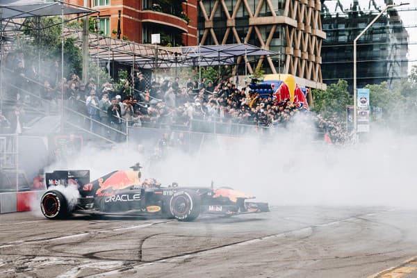 V pražskej štvrti Karlín sa konala akcia s názvom Red Bull Showrun presented by foodora. 