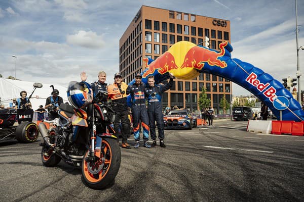 V pražskej štvrti Karlín sa konala akcia s názvom Red Bull Showrun presented by foodora. 