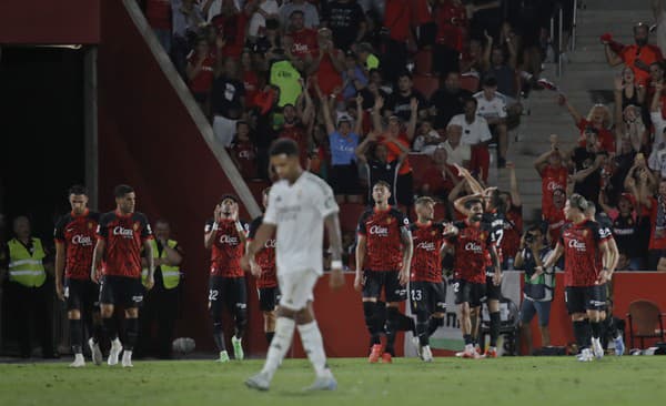 Futbalisti RCD Mallorca oslavujú gól do siete Realu Madrid. 