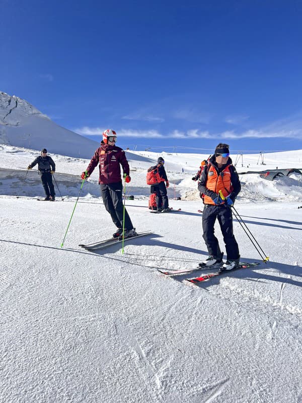 21. 8. Vo švajčiarskom stredisku Zermatt opäť stojí na lyžiach a zatiaľ len voľne lyžovala.