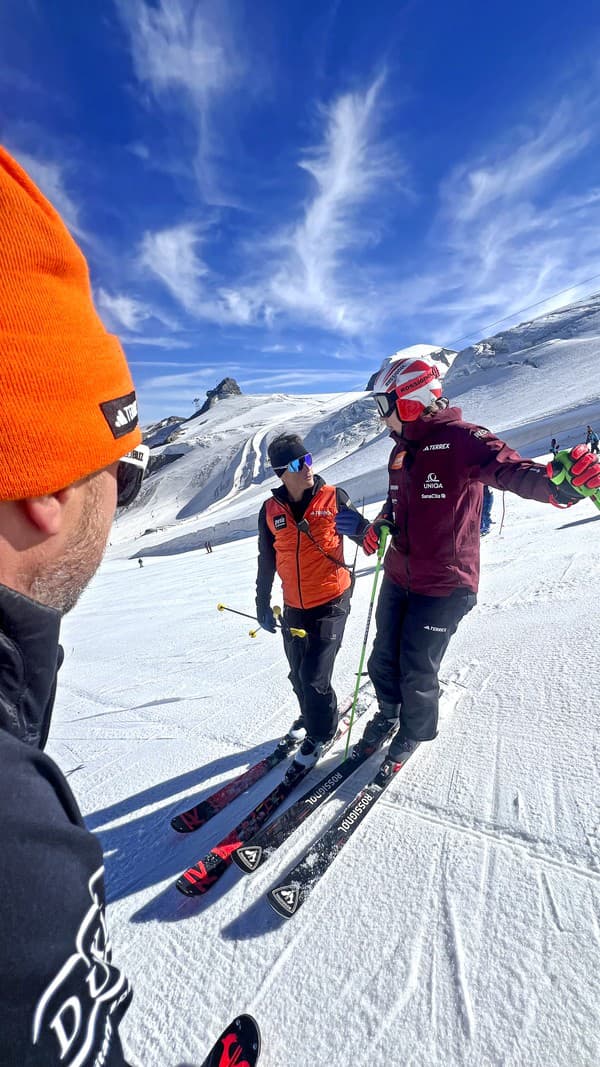 21. 8. Vo švajčiarskom stredisku Zermatt opäť stojí na lyžiach a zatiaľ len voľne lyžovala.