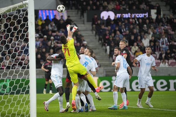 Brankár Dominik Takáč predvádza v drese Slovana skvelé výkony.