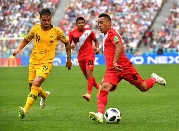 Peruánsky futbalista Christian Cueva (vpravo).