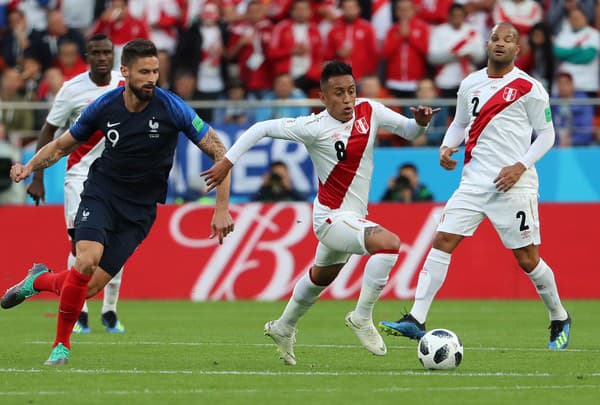 Peruánsky futbalista Christian Cueva (vpravo).