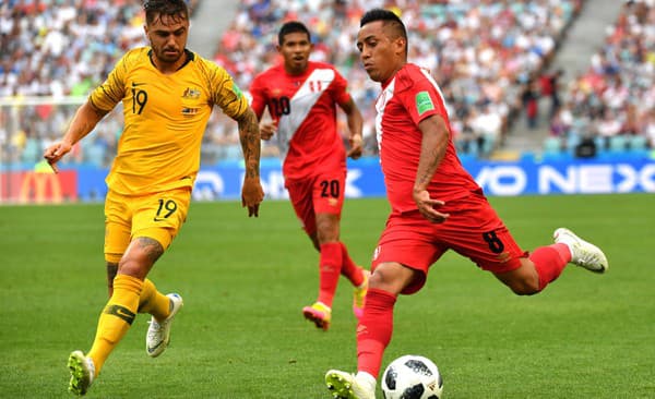 Peruánsky futbalista Christian Cueva (vpravo).