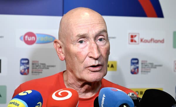 Tréner Craig Ramsay odpovedá na otázky novinárov počas brífingu na zraze slovenskej hokejovej reprezentácie.