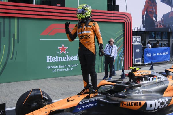 Na snímke britský pilot formuly 1 Lando Norris z tímu McLaren sa teší z triumfu na Veľkej cene Holandska.