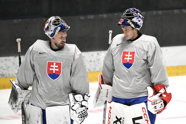 Na snímke brankári Stanislav Škorvánek (vpravo) a Denis Godla počas tréningu.