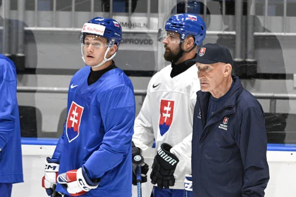 Na snímke sprava tréner Craig  Ramsay, hráči Tomáš Tatar a Adam Sýkora počas tréningu.