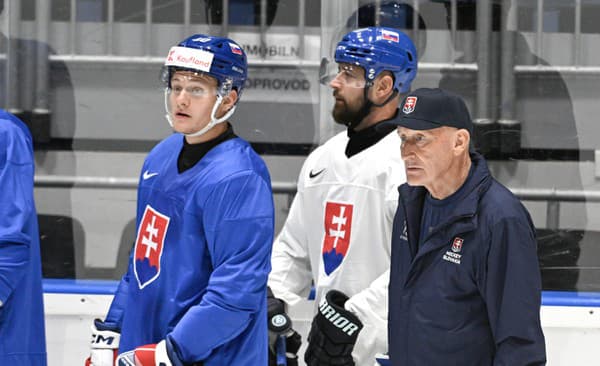 Na snímke sprava tréner Craig  Ramsay, hráči Tomáš Tatar a Adam Sýkora počas tréningu slovenskej hokejovej reprezentácie.