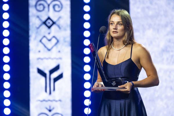 Na snímke Lucia Halušková, ktorá premiérovo triumfovala v kategórii Najlepšia hokejistka.