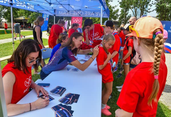 Na autogramiáde nechýbali: zľava Barbora Mokošová, Jana Dukátová a Zuzana Rehák Štefečeková.