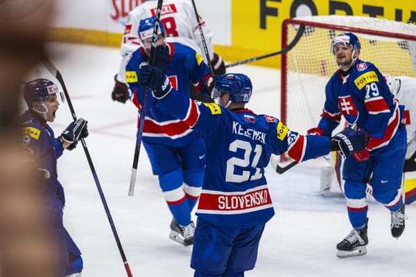 Slovenskí hokejisti v zápase proti Rakúsku.