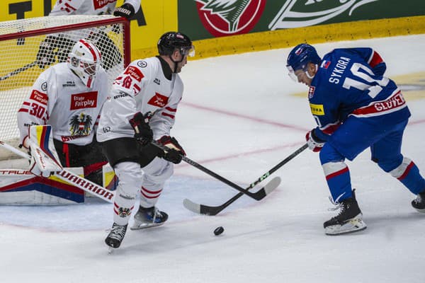 Slovenskí hokejisti v zápase proti Rakúsku.