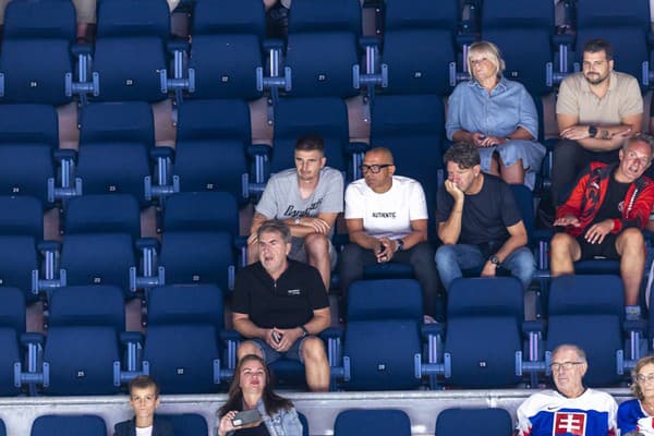 Tréner futbalovej reprezentácie Francesco Calzona pozorne sledoval hokejový zápas Slovenska s Rakúskom.