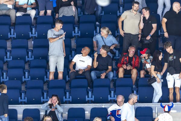 Tréner futbalovej reprezentácie Francesco Calzona sledoval hokejový zápas Slovenska s Rakúskom spoločne s asistentom Pavlom Farkašom, s ktorým často debatoval.