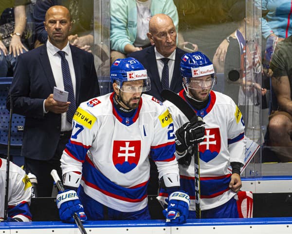 Na snímke zľava asistent trénera Ján Pardavý, tréner slovenskej hokejovej reprezentácie Craig Ramsay, dole zľava Marek Hrivík a Matúš Sukeľ