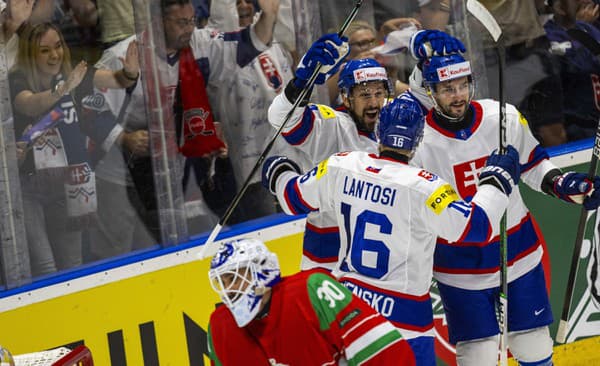 Marek Hrivík, Róbert Lantoši a  Lukáš Cingel a maďarský brankár Adam Vay počas kvalifikačného zápasu D-skupiny na zimné olympijské hry 2026 Slovensko - Maďarsko