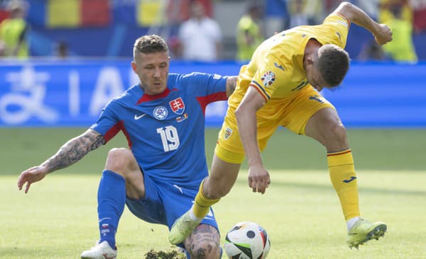 Na snímke zľava Juraj Kucka (Slovensko) a Nicusor Bancu (Rumunsko) v súboji o loptu.