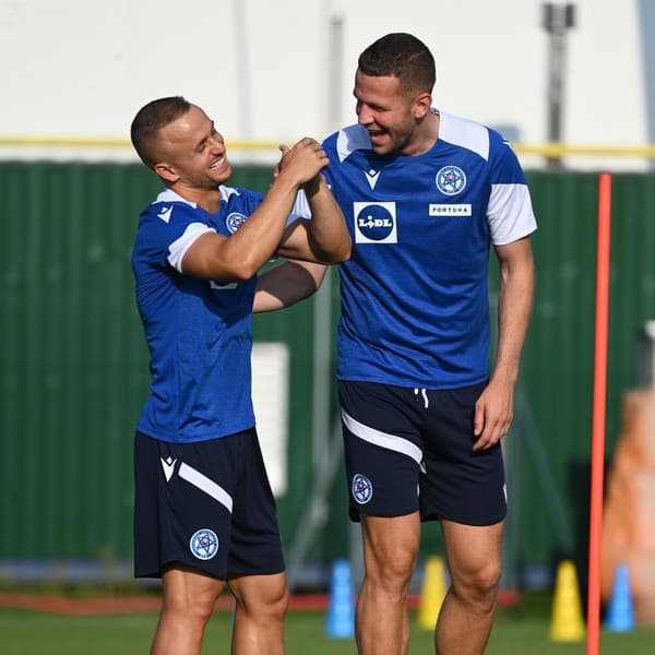 Stano Lobotka a Denis Vavro sa zabávajú počas tréningu.