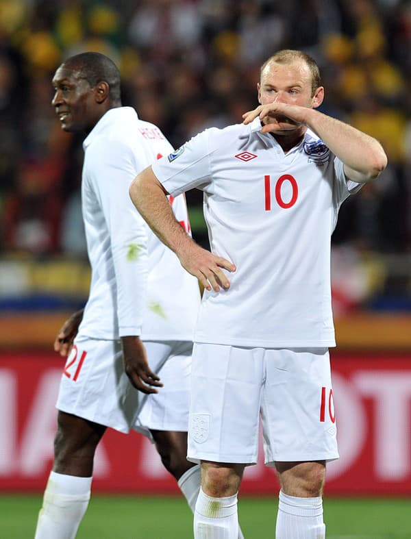 Bývalí anglickí reprezentant Emile Heskey a Wayne Rooney. 