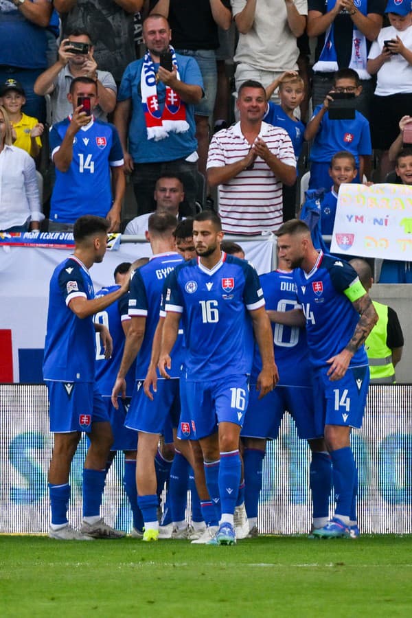 Na snímke radosť futbalistov Slovenska z druhého gólu počas zápasu.