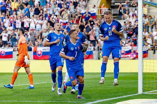 Slovenskí futbalisti sa tešia po strelenom góle. 