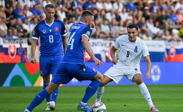 Na snímke zľava Ondrej Duda, Milan Škriniar (obaja Slovensko) a Renat Badasov (Azerbajdžan) počas zápasu 2. kola C-divízie 1. skupiny futbalovej Ligy národov Slovensko - Azerbajdžan.