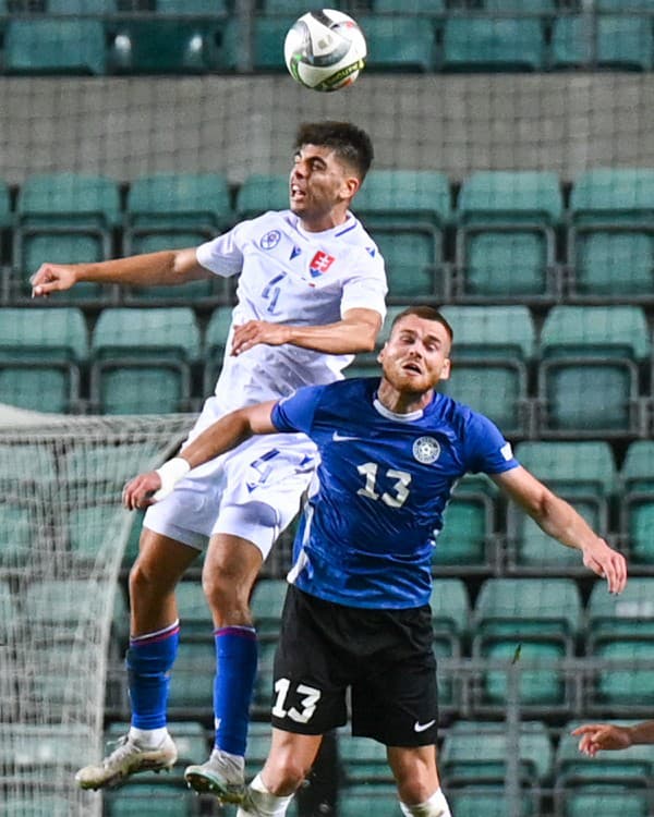 Slovenský futbalový obranca Adam Obert vo vzdušnom súboji počas zápasu s Estónskom.