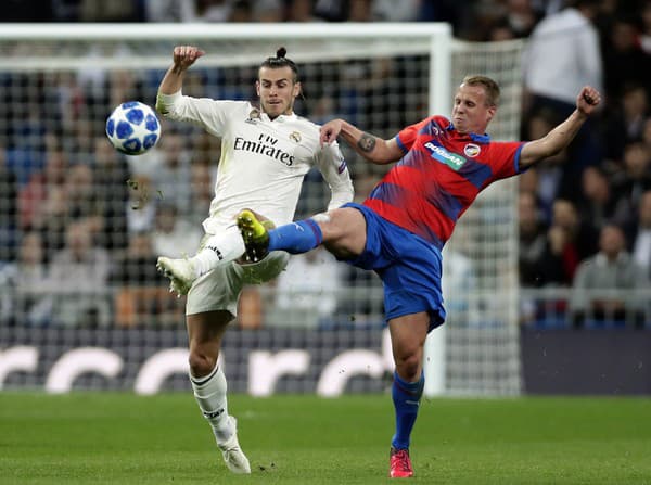 Gareth Bale v drese Realu Madrid v súboji o loptu s Davidom Limberským.  