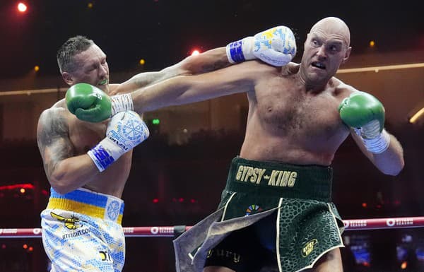 Oleksandr Usyk (vľavo) v súboji s Tysonom Furym.