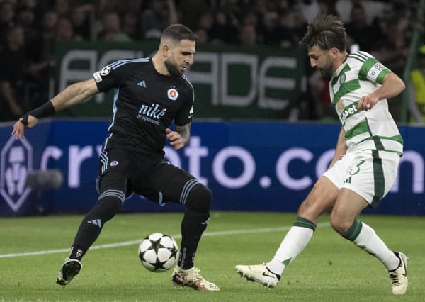 Na snímke hráč ŠK Slovan Bratislava Tigran Barseghjan (vľavo) a Greg Taylor zo Celticu Glasgow.