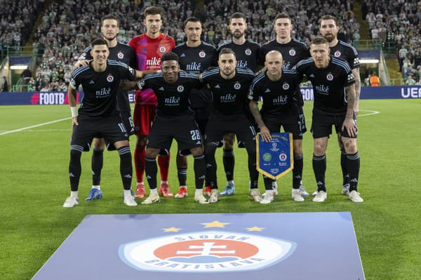 Na snímke futbalisti základnej jedenástky ŠK Slovan Bratislava pózujú pred zápasom 1. kola ligovej fázy Ligy majstrov Celtic Glasgow - ŠK Slovan Bratislava.