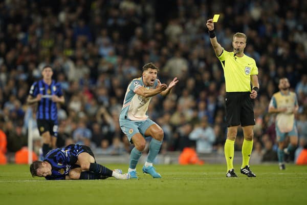 Na snímke hráč Manchester City Ruben Dias (uprostred) reaguje na žltú kartu počas zápasu 1. kola ligovej fázy Ligy majstrov vo futbale Manchester City - Inter Miláno.