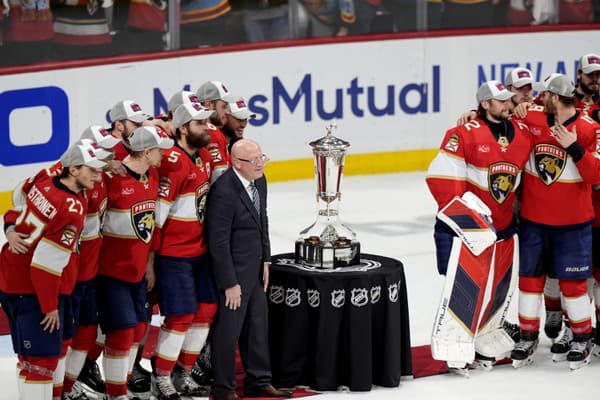 Bill Daly s úradujúcimi šampiónmi NHL – Floridou Panthers. 