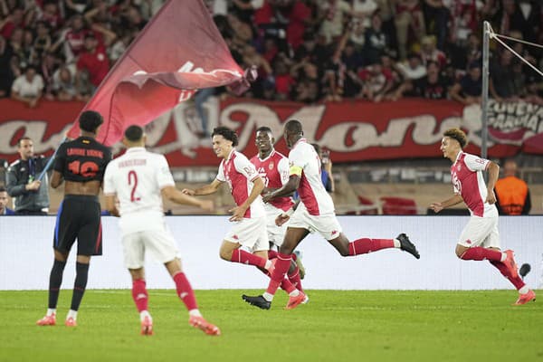 Na snímke hráč AS Monaco Maghnes Akliouche (tretí zľava) sa raduje z gólu počas 1. kola ligovej fázy Ligy majstrov vo futbale AS Monaco - FC Barcelona.