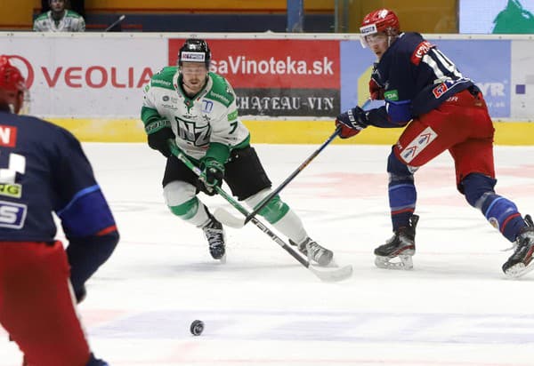 Ben Johnson (v strede) v drese Nových Zámkov.