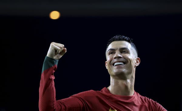 Cristiano Ronaldo obdivuje mladého Yamala z Barcelony.
