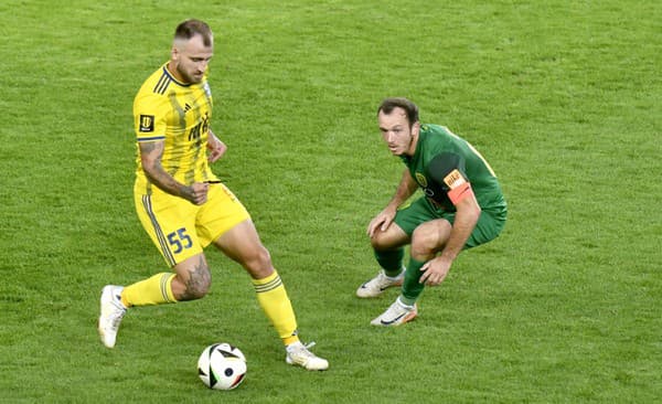 Na snímke zľava Žan Medved (Košice) a Miroslav Káčer (Žilina) bojujú o loptu.