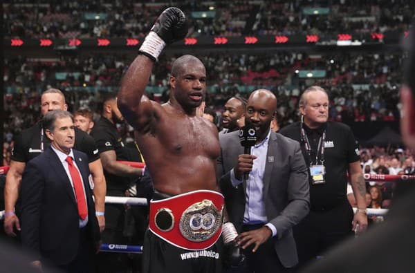  Britský boxer Daniel Dubois, ktorý si udržal titul majstra sveta v ťažkej váhe organizácie IBF, pózuje s opaskom po triumfe proti favorizovanému krajanovi Anthonymu Joshuovi.