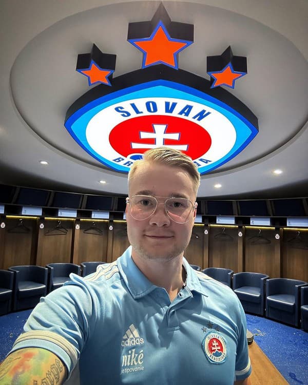 Jakub Vrbinčík je už dlho hlásateľom futbalového tímu Slovan Bratislava.