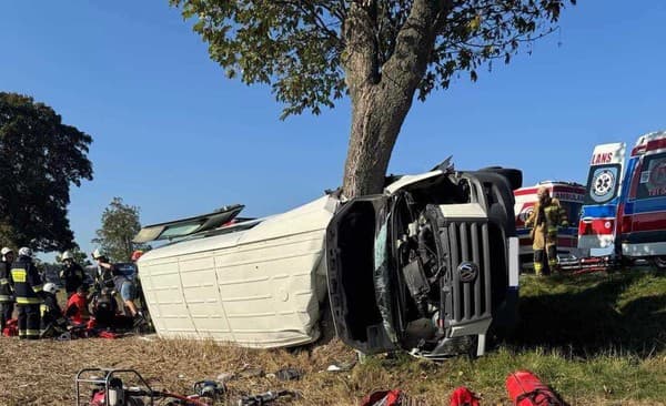 Autobus plný mladých a talentovaných futbalistov neďaleko obce Lechów náhle zišiel z cesty a v plnej rýchlosti narazil do stromu. 