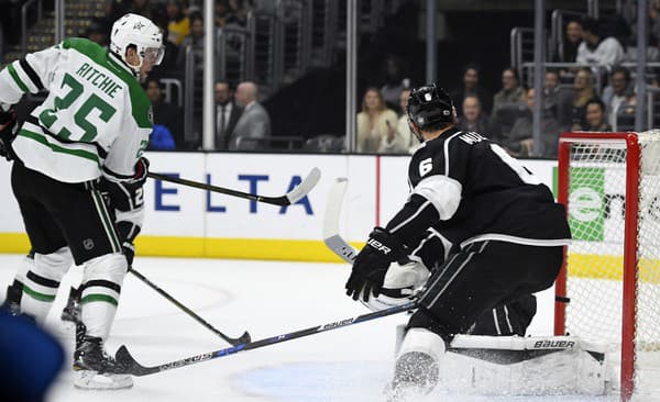 Na archívnej snímke Brett Ritchie (vľavo) prekonáva slovenského brankára Kings Petra Budaja (v strede).