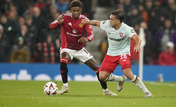 Hráč Manchesteru United Marcus Rashford (vľavo) bojuje o loptu s Bartom van Roojom z Twente v zápase 1. kola ligovej fázy Európskej ligy Manchester United - FC Twente Enschede.