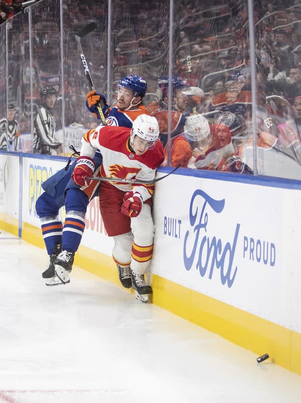 Na snímke sprava v popredí slovenský útočník Calgary Samuel Honzek.