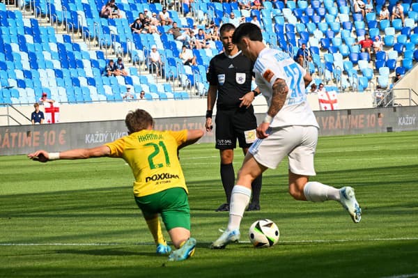 Obranca Slovana Bratislava Matúš Vojtko (vpravo).