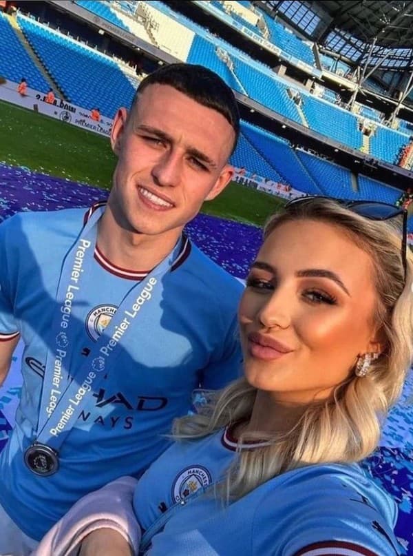 Phil Foden a manželka Rebecca.