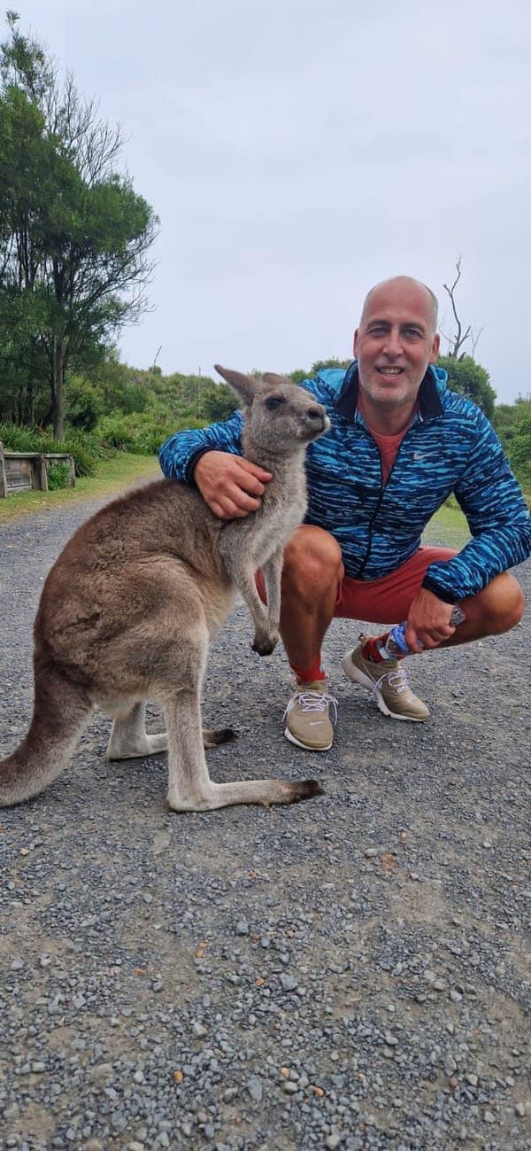 Makov otec sa v Austrálii odfotil aj s klokanom.