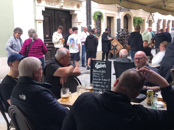 Anglickí fanúšikovia si uliciach hlavného mesta Slovenska užívajú dobré jedlo a pivo.